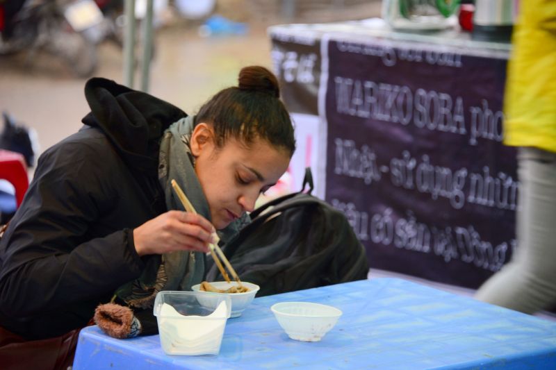 Du khách Pháp thưởng thức bánh xèo Xoài 